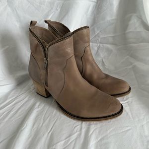 Dingo leather boots taupe size 9
Worn 2 times
Excellent condition
